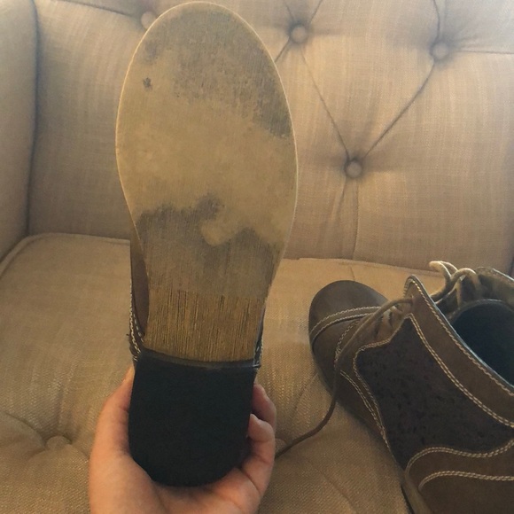 Lace brown booties. - Picture 5 of 5